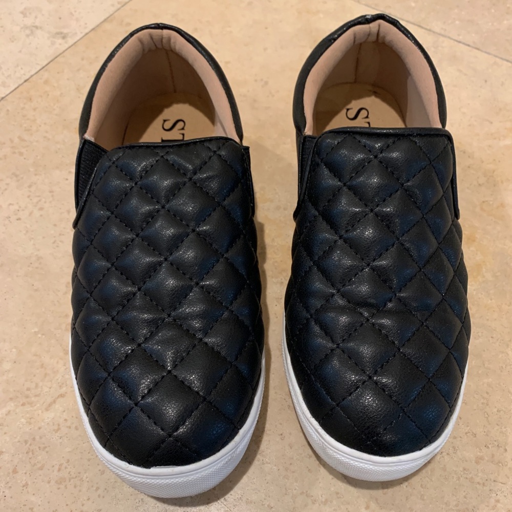 Women’s black sneakers